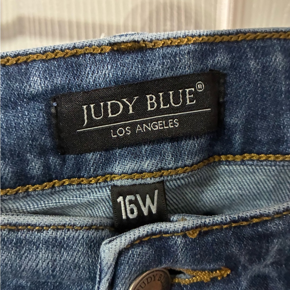 Judy Blue Women’s 16W Slim Fit Jeans - Picture 4 of 7